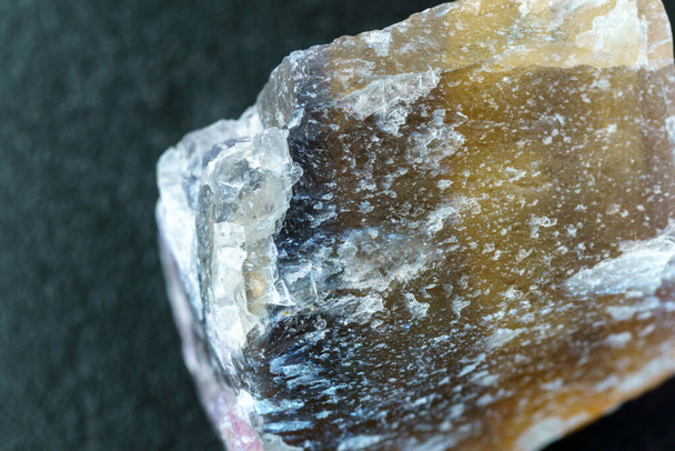 Doğal mineral florit kristalleri. Mineral florit yarı saydam taş. Makroyu kapat - Fotoğraf, Görsel