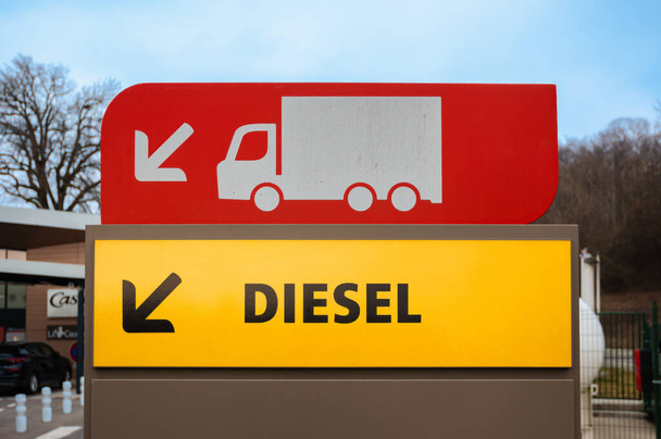 Ripaille, Franciaország - 2023. március 2.: Egy tábla egy benzinkútnál, amely engedélyezi a teherautók olajjal való feltöltését - Fotó, kép