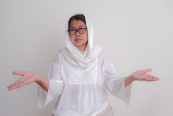 Asian moslem woman standing with open arms - 写真・画像
