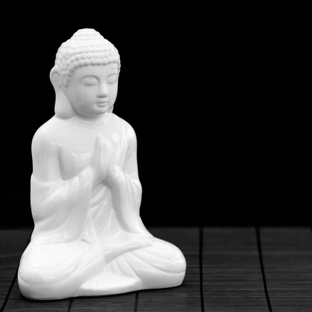 À un autel de méditation
 - Photo, image