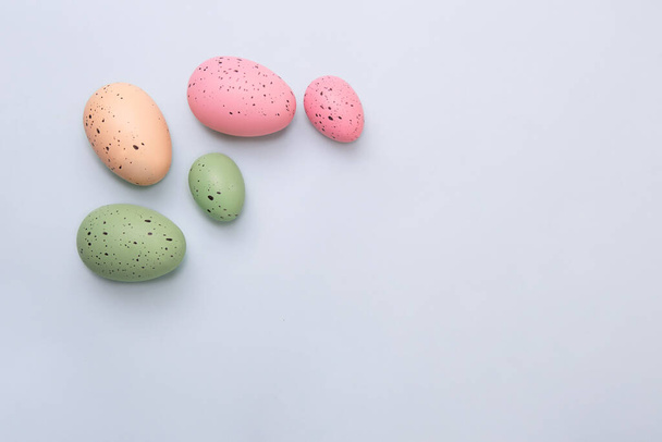 Frame from multicolored eggs on blue background.Easter concept. - Foto, Imagem