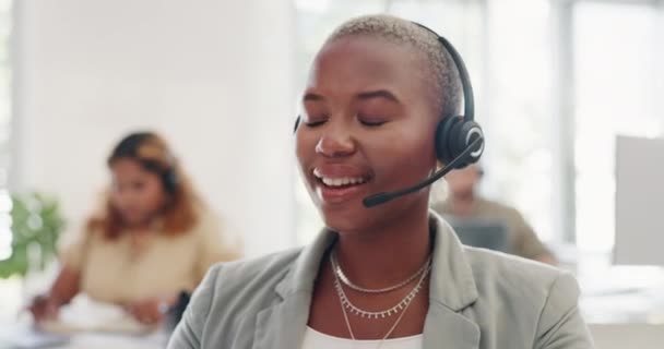 Nő, zavaros arc vagy call center beszél a számítógépen a telemarketing cég, b2b értékesítés vagy megoldás tanácsadás. Gondolkodó recepciós, dolgozó vagy fekete nő kétséges arckifejezés. - Felvétel, videó