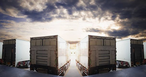 Container-LKWs auf dem Parkplatz bei Sonnenuntergang. Hubrampen-LKW. LKW-Transport LKW. Lieferwagen. Distributionslager. Güterkraftverkehr Logistik Güterverkehr - Foto, Bild