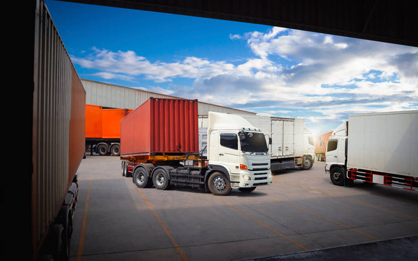 Semi aanhangwagen Trucks op de parkeerplaats. Vrachtwagens laden bij Dock Warehouse. Verzending Cargo Container Delivery Trucks. Distributie Pakhuis. Vrachtwagens Vrachtvervoer. Logistiek van het magazijn. - Foto, afbeelding
