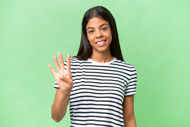 Jeune femme afro-américaine sur fond isolé heureux et comptant quatre avec les doigts - Photo, image