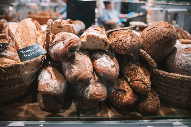 Concentre-se em prateleiras com pão em um supermercado. Deliciosos pães em uma padaria alemã. - Foto, Imagem