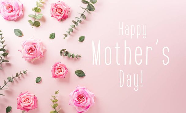 Anneler Gününüz kutlu olsun. Çiçekten yapılmış Kadınlar Günü dekorasyonu konsepti ve pastel arka plandaki yazı.. - Fotoğraf, Görsel