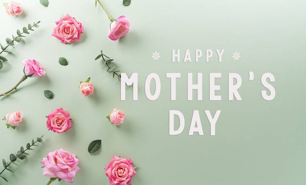 幸せな母の日と女性の日の装飾コンセプトは、花から作られ、パステルの背景にテキスト. - 写真・画像