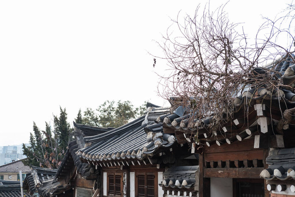 Szczegóły budynku w Bukchon Hanok Village, Koreańska tradycyjna wioska w Seulu, Korea Południowa - Zdjęcie, obraz