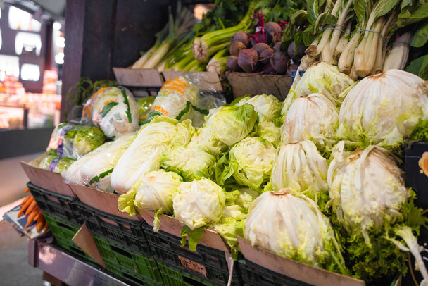 Viele Chinakohl werden auf dem Markt verkauft. Frisches Gemüse beim Kochen, was zu einem hohen Nährwert führt. ein großer öffentlicher Markt im Stadtviertel Ciutat Vella in Barcelona, Spanien. - Foto, Bild