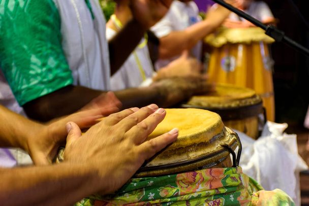 Tambours dits atabaques au Brésil joués lors d'une cérémonie typique de Umbanda, une religion afro-brésilienne où ils sont les principaux instruments - Photo, image