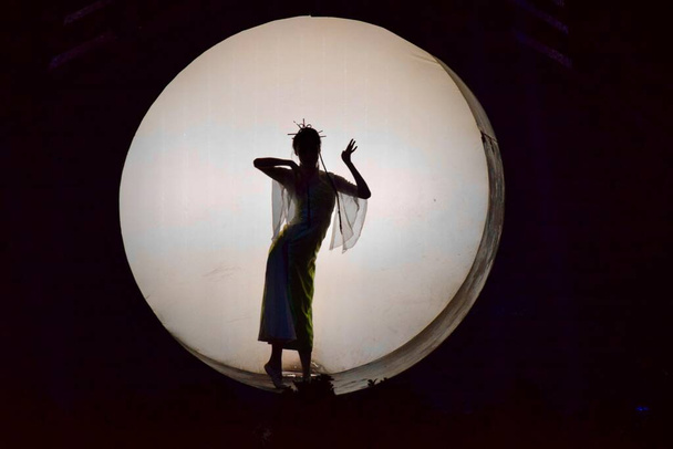 Performer in Silhouette v The Song Dynasty Show. Hangzhou, Zhejiang, Čína. Říjen 28, 2018.  - Fotografie, Obrázek