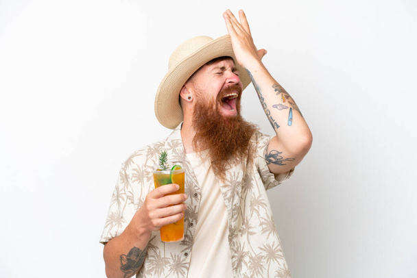 Redhead uomo con la barba lunga bere un cocktail su una spiaggia isolata su sfondo bianco ha realizzato qualcosa e intendere la soluzione - Foto, immagini