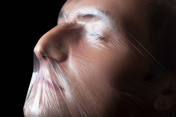 Nahaufnahme Porträt einer Plastiktüte auf dem Gesicht Erstickung - Foto, Bild