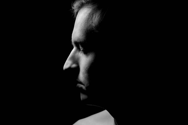 fekete-fehér drámai portré egy srácról - Fotó, kép
