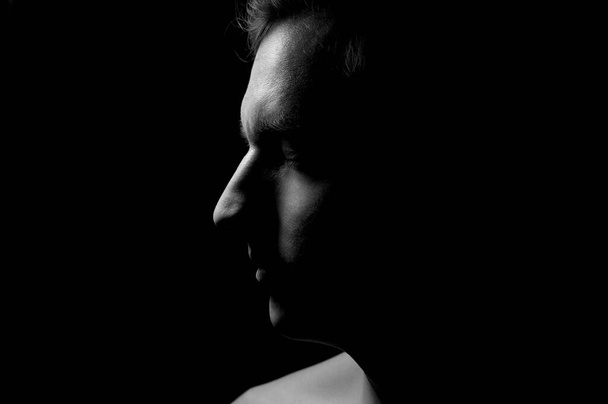 černobílý dramatický portrét chlapa - Fotografie, Obrázek