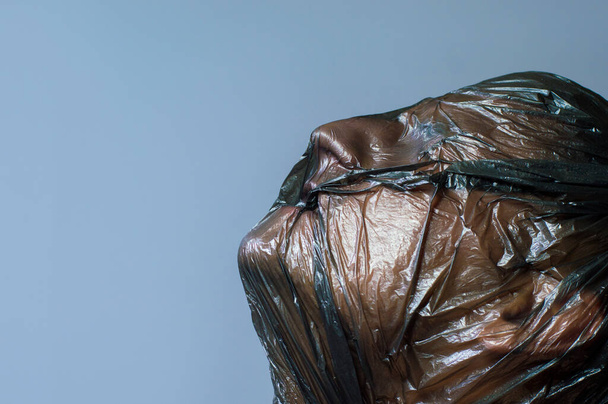 egy ember, egy műanyag zacskót a fejére fullasztó - Fotó, kép
