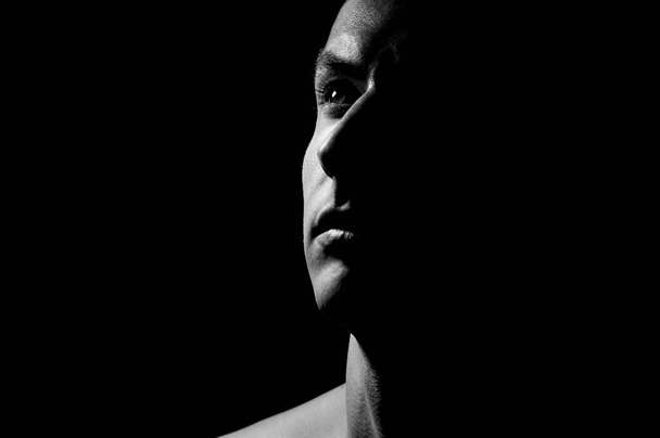 Retrato dramático en blanco y negro de un hombre
 - Foto, Imagen
