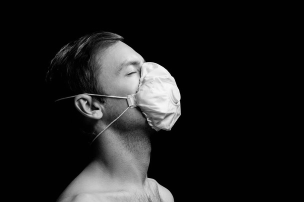 musta ja valkoinen muotokuva kaveri hengityssuojaimessa - Valokuva, kuva