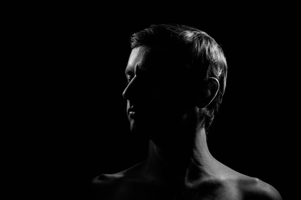 noir et blanc portrait dramatique d'un gars
 - Photo, image