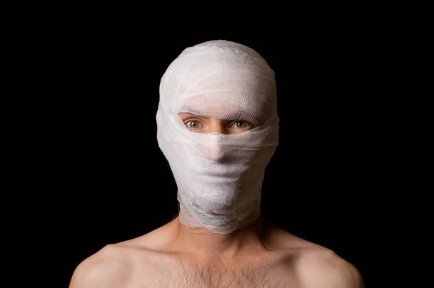 portrait of a guy head wrapped in a bandage - Foto, Imagem