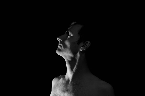 black and white photo portrait of a guy, in dramatic lighting  - Foto, immagini