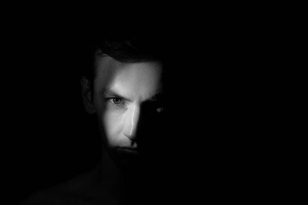 retrato dramático de un hombre sobre fondo negro - Foto, Imagen