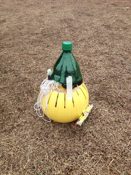 Χτισμένο ένα Flying Yellow Ball and Bottle, Πανεπιστήμιο Επιστημών πείραμα. Υψηλής ποιότητας φωτογραφία - Φωτογραφία, εικόνα
