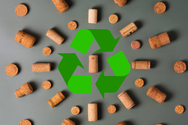 Recycling symbol and wine cork for secondary use. Preservation of the ecology of the planet. Raw materials for reuse. Environmental Protection. - Foto, Imagen