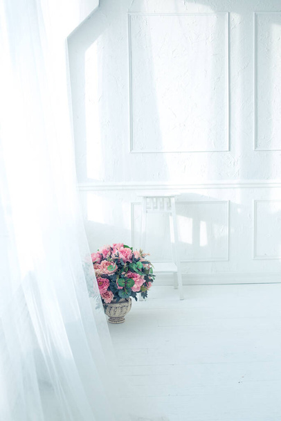 luxury clean bright white interior. a spacious room with sunlight and flowers in vases - Φωτογραφία, εικόνα
