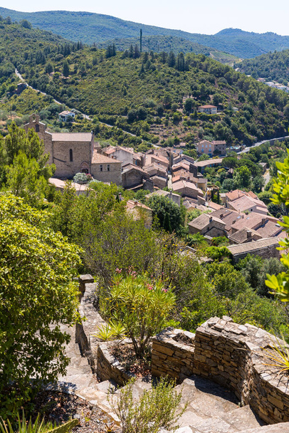 Ortaçağ Roquebrun köyüne ve Akdeniz Bahçesi 'nden Orb Nehri' ne bakın. - Fotoğraf, Görsel