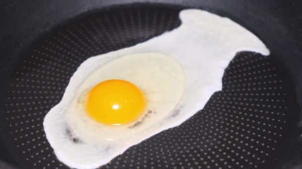 Omelete em uma panela preta quente. Preparando um café da manhã saudável pela manhã. - Filmagem, Vídeo