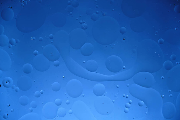 Blue abstract background with oil circles, streaks and gradient - Fotoğraf, Görsel