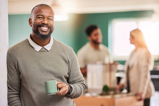 Чорний чоловік, портретна посмішка і лідерство з кавою для зустрічі, командної роботи або співпраці в офісі. Щасливий бізнесмен, лідер або тренер посміхається в управлінні з чашкою в командному плануванні на робочому місці
. - Фото, зображення
