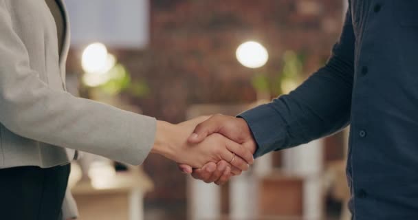 B2b handshake, deal nebo business people in partnership, cooperation or negotiation agreement in office building. Setkání, přivítání nebo si zaměstnanci potřásají rukou pro kontrakt, děkujeme nebo. - Záběry, video