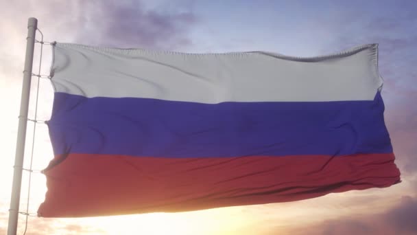 Russia politica e concetto di notizie. Bandiera nazionale russa su sfondo cielo. - Filmati, video