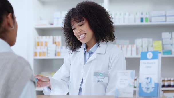 Medical pharmacist and drug store professional gives advice to client. Pharmacy and service for patients with care and friendly management. Health shop worker explaining how to use medicine. - Video