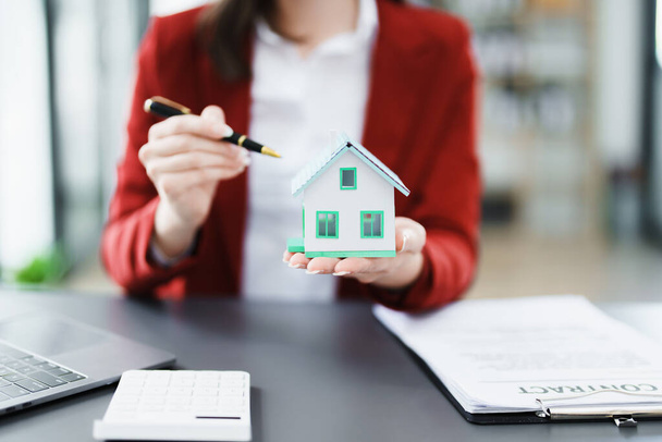 Bürgschaft, Hypothek, Vereinbarung, Vertrag, Unterschrift, Immobilienmakler liefert das Haus nach Unterzeichnung wichtiger Vertragsdokumente an den Kunden. - Foto, Bild