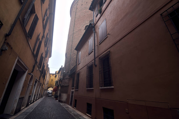 Narrow street on a cloudy day in an italian town - Foto, afbeelding