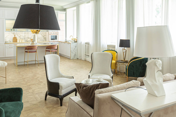 luxus belső tér egy modern lakás élénk színekben elegáns bútorokkal. konyha, hálószoba és nappali falak nélkül. - Fotó, kép