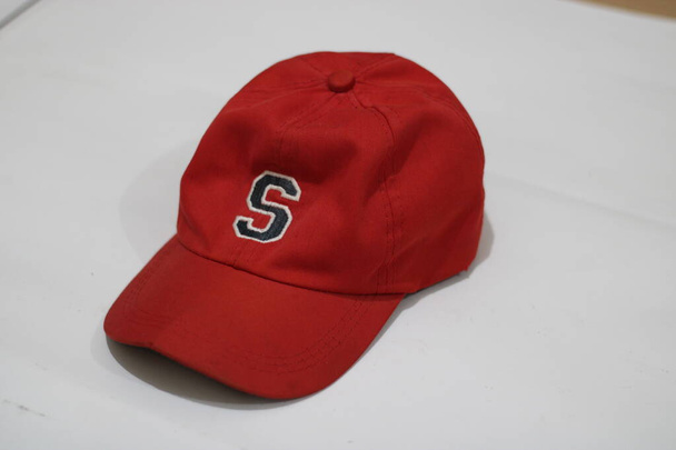 Фото темно-красной шляпы на белом фоне - Фото, изображение