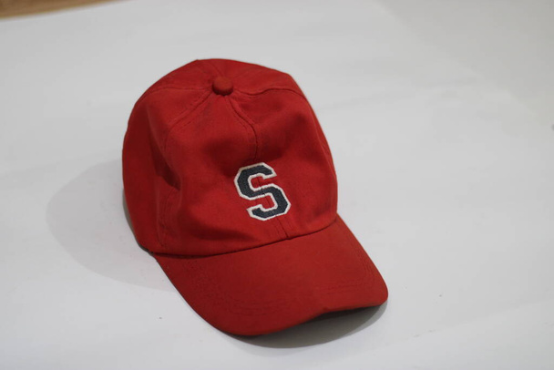 Fénykép egy sötét piros kalap egy fehér háttér - Fotó, kép