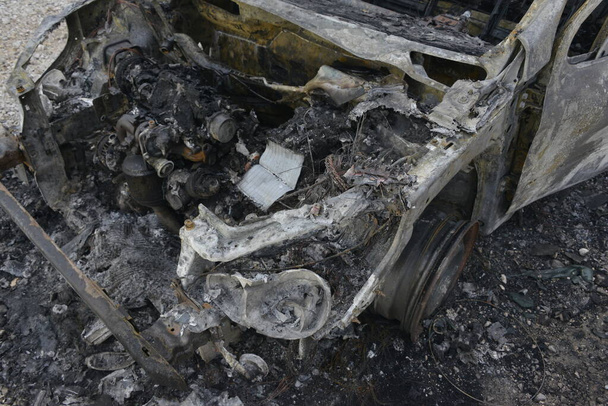 spalony samochód na parkingu przy drodze, po wypadku samochodowym - Zdjęcie, obraz