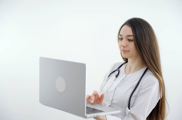 Olkapää tarkastella nuori nainen konsultointi perheterapeutti lääkäri yleislääkäri verkossa videopuhelu kannettavan tietokoneen jälkeen tunne ensimmäinen virus sairauden oireita, sairausvakuutus - Valokuva, kuva