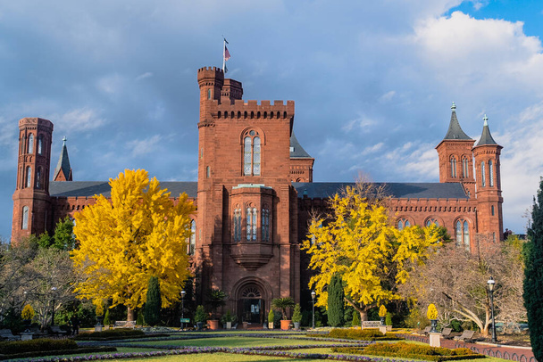 Вашингтон, Д. С. Соединенные Штаты. 30 ноября 2022 года: Смитсоновский институт (Смитсоновский замок) и осенние деревья. - Фото, изображение
