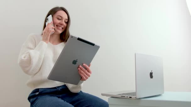 Усмішка студентка носить бездротові навушники для навчання онлайн з учителем скайпу, щаслива молода жінка вчиться мови, слухає лекцію дивитися вебінар, писати нотатки, дивитися на ноутбук, дистанційну освіту - Кадри, відео