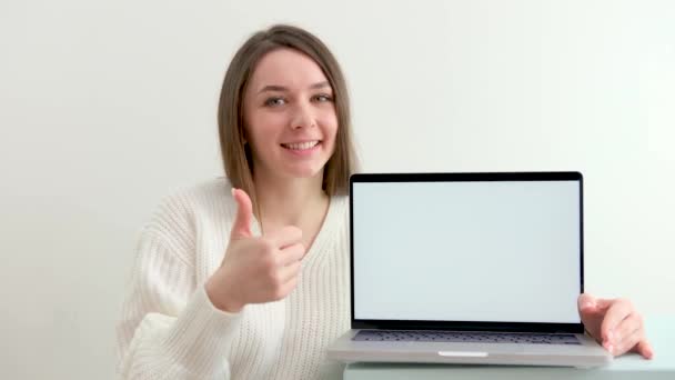 Hymyilevä naisopiskelija käyttää langattomia kuulokkeita opiskellakseen verkossa Skype-opettajan kanssa, onnellinen nuori nainen oppii kieltä, kuuntelee luentoa katsella webinaaria, kirjoittaa muistiinpanoja, katso kannettavaa tietokonetta, etäopetusta - Materiaali, video