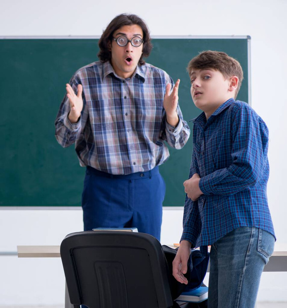 der lustige männliche Lehrer und Junge im Klassenzimmer - Foto, Bild