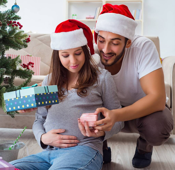 A jovem família espera bebê criança comemorando o Natal - Foto, Imagem