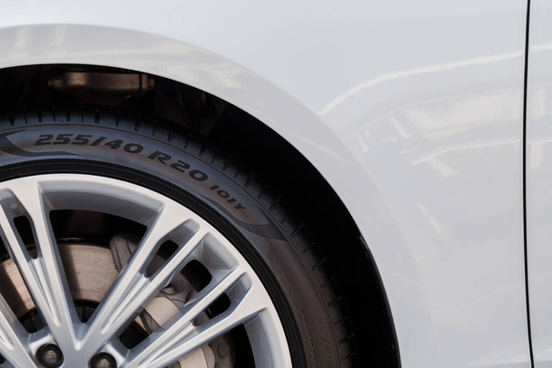 Vista de cerca de una rueda con el símbolo audi y su neumático de goma. - Foto, Imagen